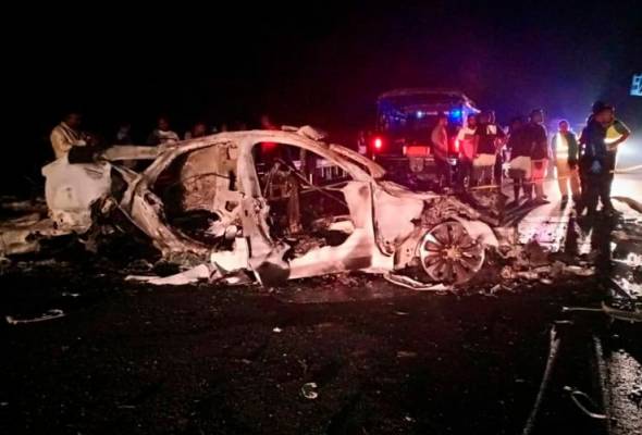 Kereta rempuh jentera penurap jalan, dua lelaki rentung Kereta rempuh jentera penurap jalan, dua lelaki rentung