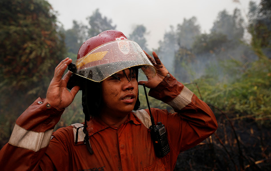 Bimpi Permata Restu, 18 tahun, ialah sukarelawan tempatan dari Greenpeace yang tuut serta dalam usaha memadamkan kebakaran di titik panas Palangkaraya, Kalimantan Tengah. - Reuters Bimpi Permata Restu, 18 tahun, ialah sukarelawan tempatan dari Greenpeace yang tuut serta dalam usaha memadamkan kebakaran di titik panas Palangkaraya, Kalimantan Tengah. - Reuters