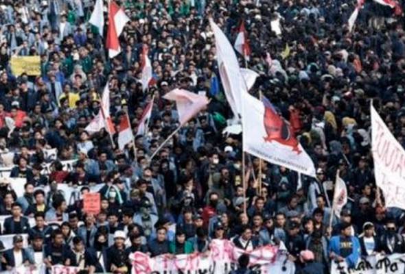 Ribuan bantah RUU seks luar nikah, rasuah di Indonesia Ribuan bantah RUU seks luar nikah, rasuah di Indonesia