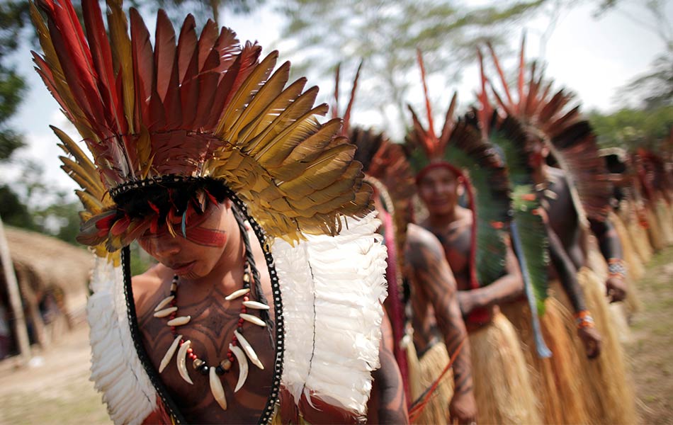 Menyarungkan pakaian adat tradisional yang lengkap dengan hiasan kepala, puak Shenanawa menyanyi dan, menari dan berdoa agar 'kuasa alam' dapat membantu menghentikan kebakaran yang melanda hutan hujan Amazon sejak beberapa minggu lalu. - REUTERS/Ueslei Marcelino Menyarungkan pakaian adat tradisional yang lengkap dengan hiasan kepala, puak Shenanawa menyanyi dan, menari dan berdoa agar 'kuasa alam' dapat membantu menghentikan kebakaran yang melanda hutan hujan Amazon sejak beberapa minggu lalu. - REUTERS/Ueslei Marcelino