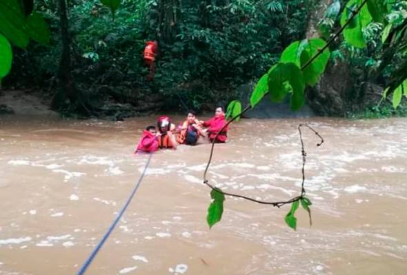 Lima remaja terperangkap di Burmese Pool diselamatkan Lima remaja terperangkap di Burmese Pool diselamatkan