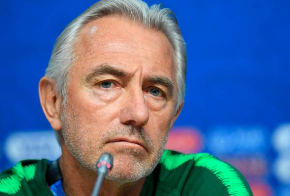 Stadium Nasional terbaik, tapi padangnya menyedihkan - Marwijk Stadium Nasional terbaik, tapi padangnya menyedihkan - Marwijk