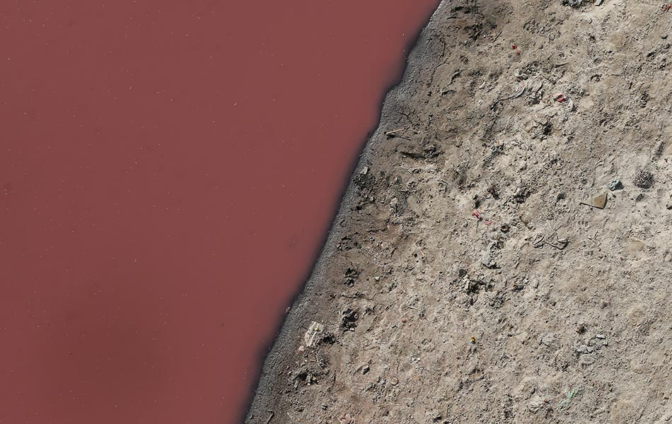 Sungai yang dianggap suci kini tercemar! Sungai Gangga yang selama ini menjadi sumber keramat bagi warga tempatan di Bangladesh dan India, juga akhirnya 'kalah' pada ancaman pencemaran. - Reuters Sungai yang dianggap suci kini tercemar! Sungai Gangga yang selama ini menjadi sumber keramat bagi warga tempatan di Bangladesh dan India, juga akhirnya 'kalah' pada ancaman pencemaran. - Reuters