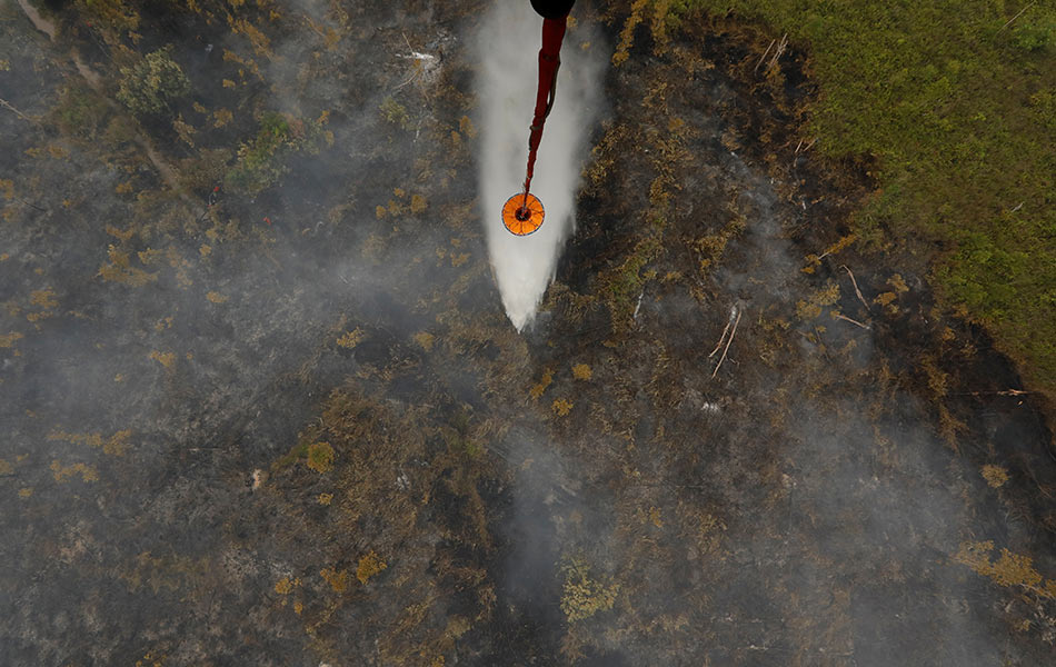 Helikopter MI-8MTV-1 dari Agensi Pengurusan Bencana Nasional Indonesia membawa air untuk dicurah pada kawasan tanah ganbut yang terbakar di Pulang Pisau, Palangkaraya, Kalimantan Tengah. - Reuters Helikopter MI-8MTV-1 dari Agensi Pengurusan Bencana Nasional Indonesia membawa air untuk dicurah pada kawasan tanah ganbut yang terbakar di Pulang Pisau, Palangkaraya, Kalimantan Tengah. - Reuters