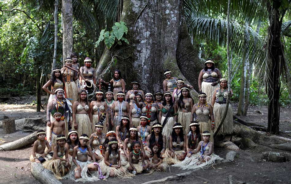 Golongan wanita puak pribumi Shenanawa bergambar bersama di pangkal pokok Sumauma sempena ritual kerohanian untuk menghentikan kebakaran hutan hujan Amazon. - REUTERS/Ueslei Marcelino Golongan wanita puak pribumi Shenanawa bergambar bersama di pangkal pokok Sumauma sempena ritual kerohanian untuk menghentikan kebakaran hutan hujan Amazon. - REUTERS/Ueslei Marcelino
