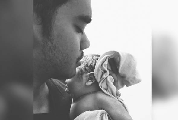 Alif Satar timang bayi lelaki di hari kelahiran Alif Satar timang bayi lelaki di hari kelahiran