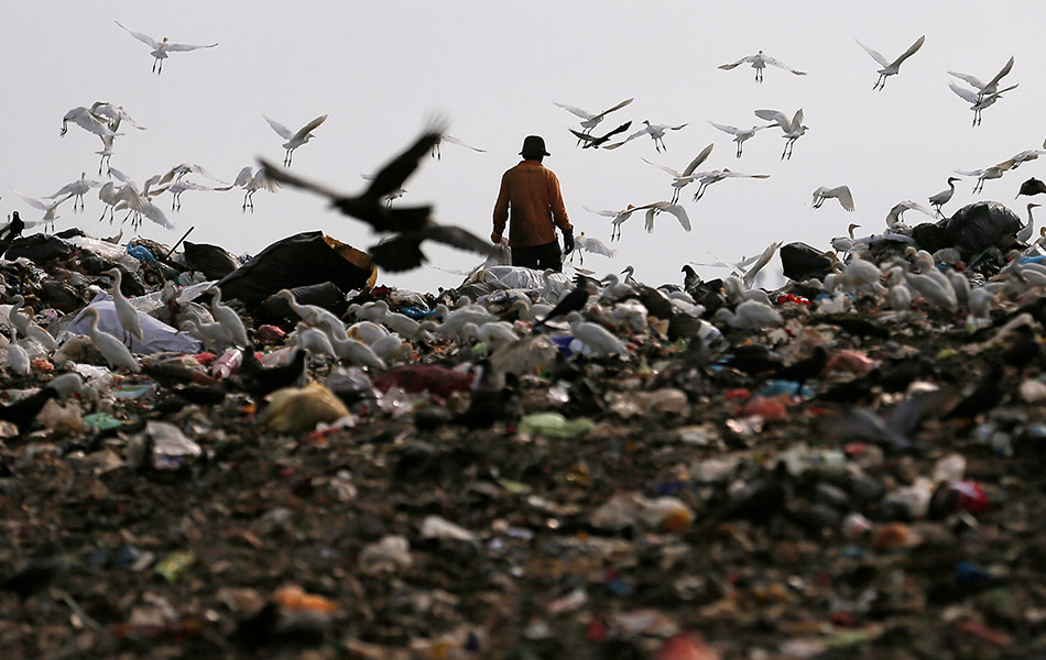 Seorang lelaki berjalan di celah timbunan sampah pepejal yang terkumpul tanpa dilupuskan di sebuah tapak pembuangan di Colombo, Sri Lanka. - Reuters Seorang lelaki berjalan di celah timbunan sampah pepejal yang terkumpul tanpa dilupuskan di sebuah tapak pembuangan di Colombo, Sri Lanka. - Reuters
