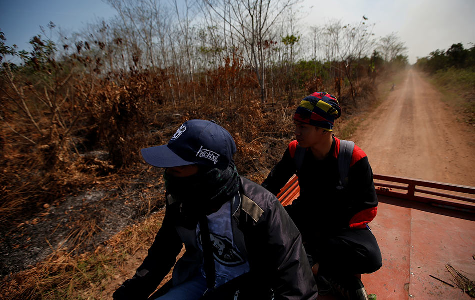 Anggota bomba sukarela, Yudi Oktama, 21 tahun, memantau kawasan titik panas kebakaran dengan menaiki lori milik Agensi Pengurusan Bencana Nasional Indonesia di Palangkaraya, Kalimantan Tengah. - Reuters Anggota bomba sukarela, Yudi Oktama, 21 tahun, memantau kawasan titik panas kebakaran dengan menaiki lori milik Agensi Pengurusan Bencana Nasional Indonesia di Palangkaraya, Kalimantan Tengah. - Reuters