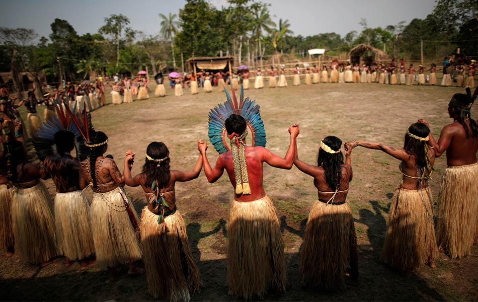 Selepas kecewa dengan tindakan pemerintah Brazil yang tidak mampu berbuat apa-apa, puak pribumi Shanenawa beralih kepada ritual kerohanian untuk memohon campur tangan 'kuasa alam'. - Reuters/Ueslei Marcelino Selepas kecewa dengan tindakan pemerintah Brazil yang tidak mampu berbuat apa-apa, puak pribumi Shanenawa beralih kepada ritual kerohanian untuk memohon campur tangan 'kuasa alam'. - Reuters/Ueslei Marcelino