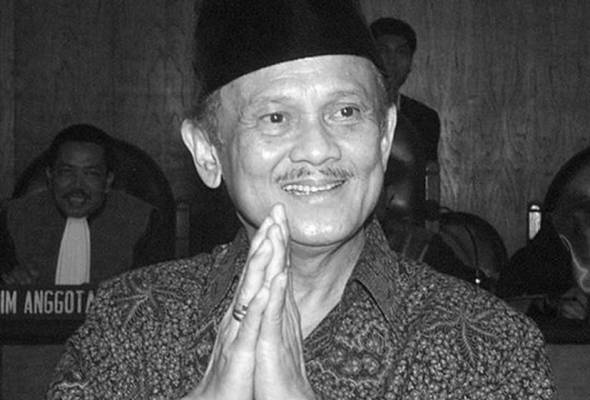 BJ Habibie bapa teknologi penerbangan Indonesia BJ Habibie bapa teknologi penerbangan Indonesia