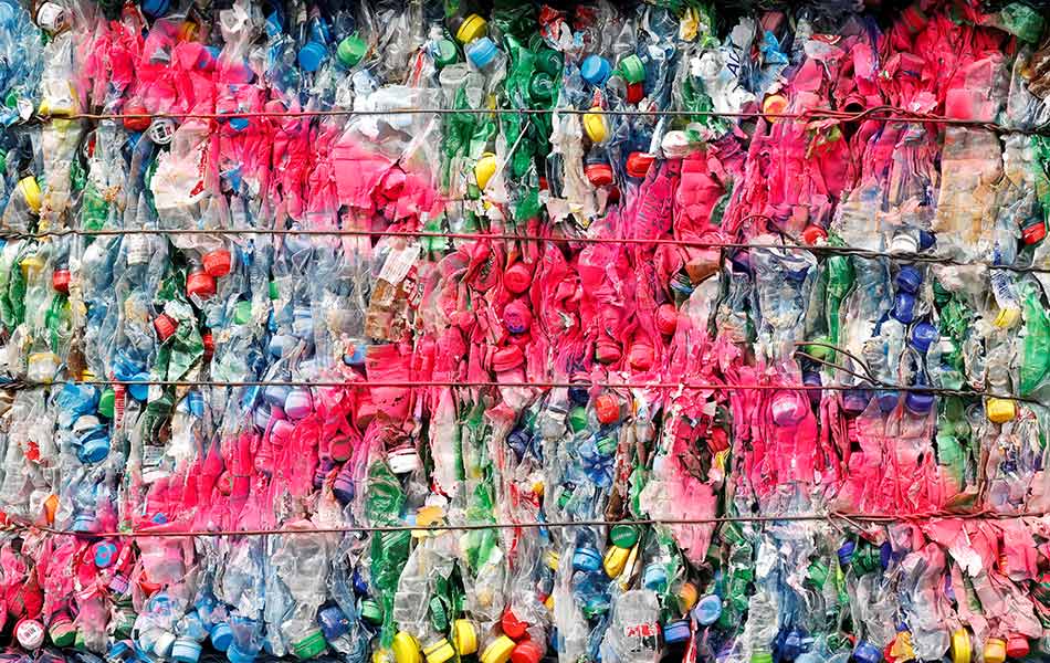 Berapa banyakkah plastik yang kita hasilkan? Gumpalan botol plastik PET (polietilena tereftalate) dihimpun di tapak pemprosesan syarikat Poly Recycling AG company in Bilten, Switzerland. - Reuters Berapa banyakkah plastik yang kita hasilkan? Gumpalan botol plastik PET (polietilena tereftalate) dihimpun di tapak pemprosesan syarikat Poly Recycling AG company in Bilten, Switzerland. - Reuters
