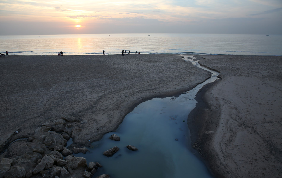 Nampak tenang tetapi dahsyat impaknya! Air kumbahan dari kawasan bandar mengalir masuk ke kawasan pesisir pantai di Ramlet al Bayda di Beirut, Lubnan. - Reuters Nampak tenang tetapi dahsyat impaknya! Air kumbahan dari kawasan bandar mengalir masuk ke kawasan pesisir pantai di Ramlet al Bayda di Beirut, Lubnan. - Reuters