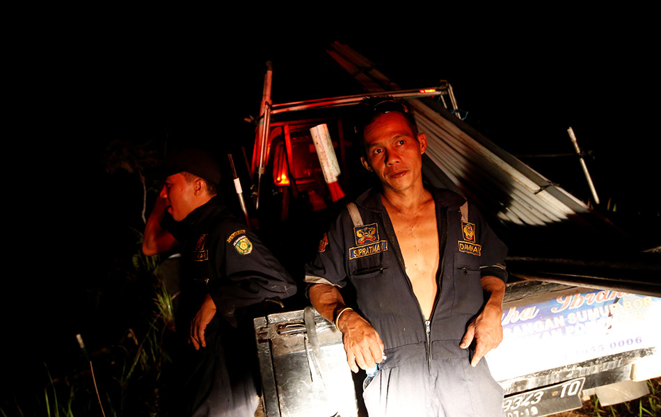 Dua anggota bomba tempatan ini berehat sebentar untuk mengembalikan tenaga dan semangat demi melawan api kebakaran di Palangkaraya, Kalimantan Tengah. - Reuters Dua anggota bomba tempatan ini berehat sebentar untuk mengembalikan tenaga dan semangat demi melawan api kebakaran di Palangkaraya, Kalimantan Tengah. - Reuters