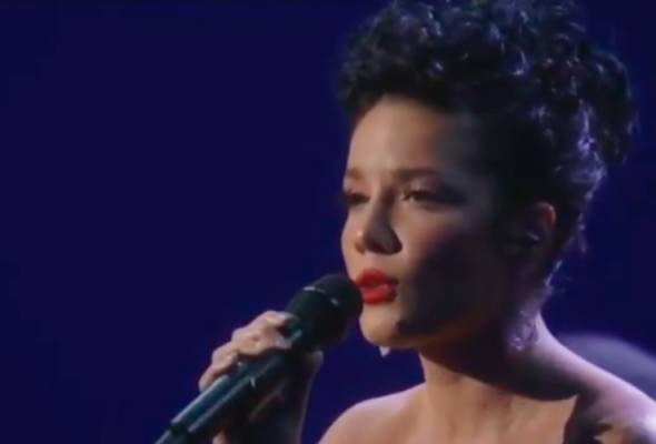 Dendangan 'Time After Time' Halsey di Anugerah Emmy buat penonton meruntun Dendangan 'Time After Time' Halsey di Anugerah Emmy buat penonton meruntun