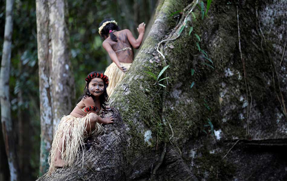 Kanak-kanak puak Shenanawa diajar untuk menghargai dan menghormati alam sekitar mereka, malah menganggap hutan yang mereka diami memiliki roh tersendiri. - REUTERS/Ueslei Marcelino Kanak-kanak puak Shenanawa diajar untuk menghargai dan menghormati alam sekitar mereka, malah menganggap hutan yang mereka diami memiliki roh tersendiri. - REUTERS/Ueslei Marcelino