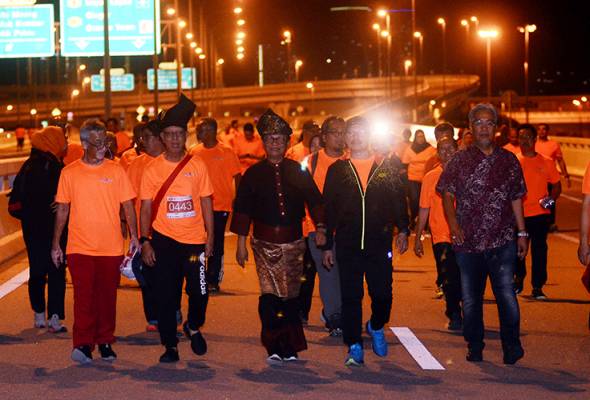 2,500 sertai larian dengan berpakaian tradisional di jambatan 2,500 sertai larian dengan berpakaian tradisional di jambatan