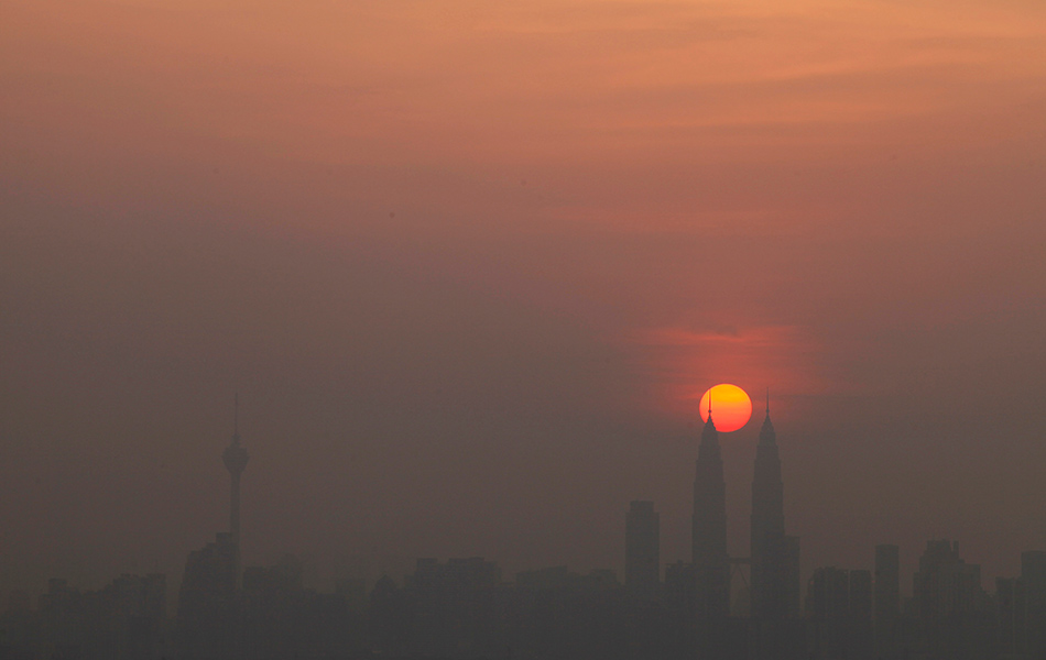 Panorama pencakar langit Kuala Lumpur, Malaysia kelihatan berbalam-balam akibat diselubungi jerebu yang kebanyakannya berpunca daripada kesan kebakaran hutan di negara jiran. - Reuters Panorama pencakar langit Kuala Lumpur, Malaysia kelihatan berbalam-balam akibat diselubungi jerebu yang kebanyakannya berpunca daripada kesan kebakaran hutan di negara jiran. - Reuters