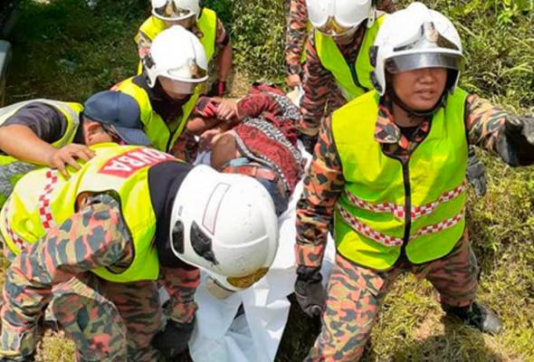 Pemandu maut terhimpit di bawah lori Pemandu maut terhimpit di bawah lori