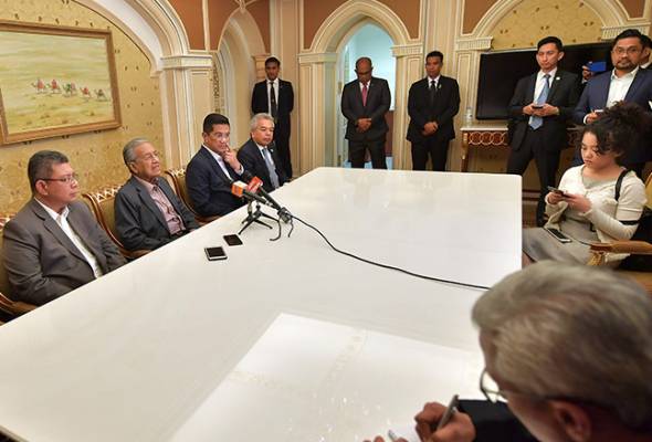 Saya janji tidak akan duduk lama, cuma masalah negara amat besar - Tun M Saya janji tidak akan duduk lama, cuma masalah negara amat besar - Tun M