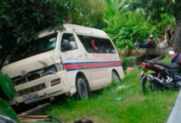 Pelajar UiTM maut dirempuh ambulans Pelajar UiTM maut dirempuh ambulans