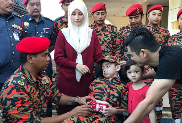 Impian kanak-kanak hidap kanser otak rasa jadi anggota bomba tercapai Impian kanak-kanak hidap kanser otak rasa jadi anggota bomba tercapai