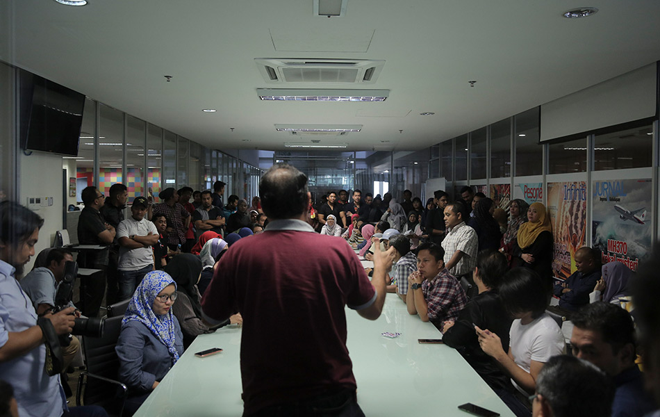 KUALA LUMPUR ,9 OKTOBER 2019. Suasana pada hari terakhir bekerja bagi kakitangan Utusan Melayu selepas menerima notis rasmi penutupan operasi syarikat Utusan Melayu (M) Berhad berkuatkuasa 1 tengahari hari ini.Menurut notis yang dikeluarkan pengurusan Utusan Melayu (M) Berhad bertarikh hari ini, Lembaga Pengarah Utusan pada 7 Oktober 2019 telah meluluskan cadangan Penggulungan Sukarela Pemiutang (Creditor's Voluntary Liquidation) dan seterusnya meluluskan pelantikan UHY Advisory (KL) Sdn Bhd sebagai Pelikuidasi Interim (Interim Liquidator). Langkah terpaksa diambil oleh kerana Lembaga Pengarah berpendapat bahawa syarikat tidal lagi solven untuk meneruskan perniagaan.AWANI / SHAHIR OMAR KUALA LUMPUR ,9 OKTOBER 2019. Suasana pada hari terakhir bekerja bagi kakitangan Utusan Melayu selepas menerima notis rasmi penutupan operasi syarikat Utusan Melayu (M) Berhad berkuatkuasa 1 tengahari hari ini.Menurut notis yang dikeluarkan pengurusan Utusan Melayu (M) Berhad bertarikh hari ini, Lembaga Pengarah Utusan pada 7 Oktober 2019 telah meluluskan cadangan Penggulungan Sukarela Pemiutang (Creditor's Voluntary Liquidation) dan seterusnya meluluskan pelantikan UHY Advisory (KL) Sdn Bhd sebagai Pelikuidasi Interim (Interim Liquidator). Langkah terpaksa diambil oleh kerana Lembaga Pengarah berpendapat bahawa syarikat tidal lagi solven untuk meneruskan perniagaan.AWANI / SHAHIR OMAR