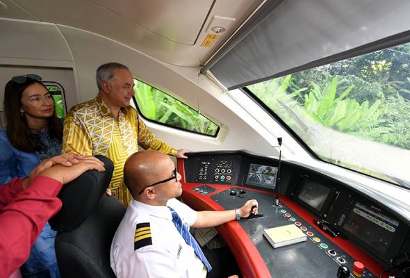 Sultan Nazrin rasai pengalaman naiki kelas perniagaan ETS2 ke Ipoh Sultan Nazrin rasai pengalaman naiki kelas perniagaan ETS2 ke Ipoh
