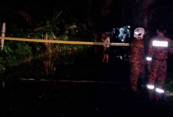 Hujan lebat punca tanah runtuh belakang apartment di Rawang Hujan lebat punca tanah runtuh belakang apartment di Rawang