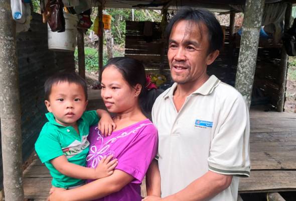 Keluarga daif tinggal dalam pondok terima bantuan kerajaan negeri Keluarga daif tinggal dalam pondok terima bantuan kerajaan negeri