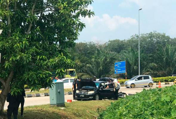 Bom tangan ditemui bawah tempat duduk pemandu, tiga ditahan Bom tangan ditemui bawah tempat duduk pemandu, tiga ditahan