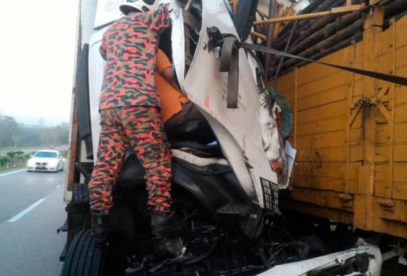 Kemalangan babitkan lapan kenderaan, lelaki maut  Astro Awani