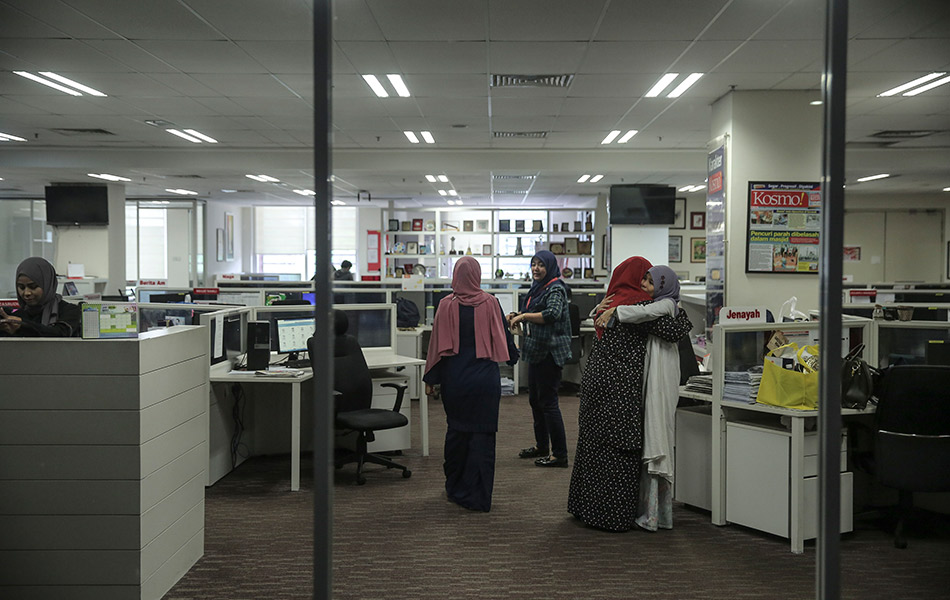 KUALA LUMPUR ,9 OKTOBER 2019. Suasana pada hari terakhir bekerja bagi kakitangan Utusan Melayu selepas menerima notis rasmi penutupan operasi syarikat Utusan Melayu (M) Berhad berkuatkuasa 1 tengahari hari ini.Menurut notis yang dikeluarkan pengurusan Utusan Melayu (M) Berhad bertarikh hari ini, Lembaga Pengarah Utusan pada 7 Oktober 2019 telah meluluskan cadangan Penggulungan Sukarela Pemiutang (Creditor's Voluntary Liquidation) dan seterusnya meluluskan pelantikan UHY Advisory (KL) Sdn Bhd sebagai Pelikuidasi Interim (Interim Liquidator). Langkah terpaksa diambil oleh kerana Lembaga Pengarah berpendapat bahawa syarikat tidal lagi solven untuk meneruskan perniagaan.AWANI / SHAHIR OMAR KUALA LUMPUR ,9 OKTOBER 2019. Suasana pada hari terakhir bekerja bagi kakitangan Utusan Melayu selepas menerima notis rasmi penutupan operasi syarikat Utusan Melayu (M) Berhad berkuatkuasa 1 tengahari hari ini.Menurut notis yang dikeluarkan pengurusan Utusan Melayu (M) Berhad bertarikh hari ini, Lembaga Pengarah Utusan pada 7 Oktober 2019 telah meluluskan cadangan Penggulungan Sukarela Pemiutang (Creditor's Voluntary Liquidation) dan seterusnya meluluskan pelantikan UHY Advisory (KL) Sdn Bhd sebagai Pelikuidasi Interim (Interim Liquidator). Langkah terpaksa diambil oleh kerana Lembaga Pengarah berpendapat bahawa syarikat tidal lagi solven untuk meneruskan perniagaan.AWANI / SHAHIR OMAR