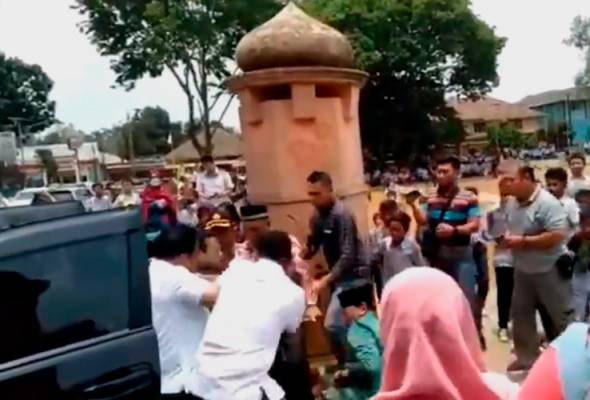 Menteri Indonesia yang diserang pengganas kini stabil Menteri Indonesia yang diserang pengganas kini stabil