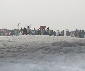 Festival dalam kabut udara dan buih Yamuna Festival dalam kabut udara dan buih Yamuna