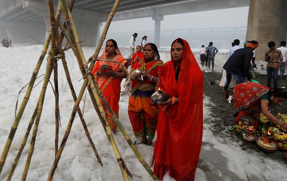 Sekumpulan penganut Hindu menjalankan ritual sempena sambutan acara Chatth Puja di gigi air Sungai Yamuna yang berbuih akibat pencemaran. - REUTERS/Adnan Abidi Sekumpulan penganut Hindu menjalankan ritual sempena sambutan acara Chatth Puja di gigi air Sungai Yamuna yang berbuih akibat pencemaran. - REUTERS/Adnan Abidi
