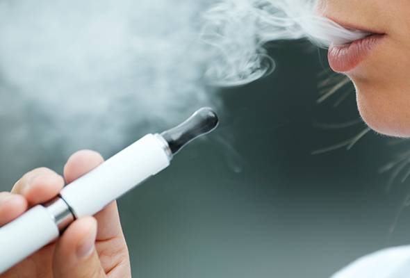 COVID-19 boleh tersebar melalui asap vape - Kajian | Astro Awani