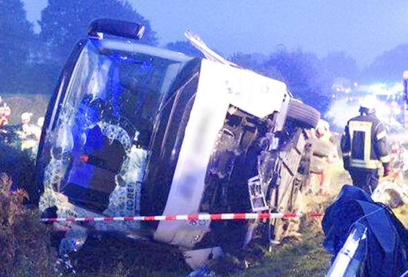 Bas pelancong di Jerman terbabas, 13 penumpang cedera Bas pelancong di Jerman terbabas, 13 penumpang cedera