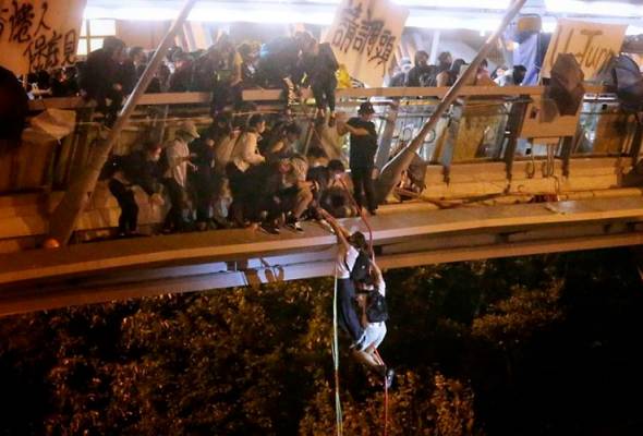 Protes HK: Penunjuk perasaan guna tali, lari dari kawasan kampus Protes HK: Penunjuk perasaan guna tali, lari dari kawasan kampus