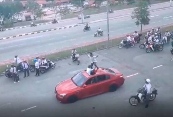 'Berpesta' di jalan raya rai kertas akhir SPM 'Berpesta' di jalan raya rai kertas akhir SPM