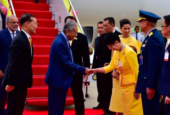 Dr Mahathir tiba di Bangkok bagi menghadiri Sidang Kemuncak ASEAN Dr Mahathir tiba di Bangkok bagi menghadiri Sidang Kemuncak ASEAN