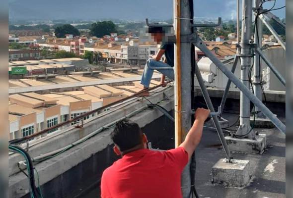 Kata-kata semangat anggota bomba padamkan niat lelaki cuba bunuh diri Kata-kata semangat anggota bomba padamkan niat lelaki cuba bunuh diri