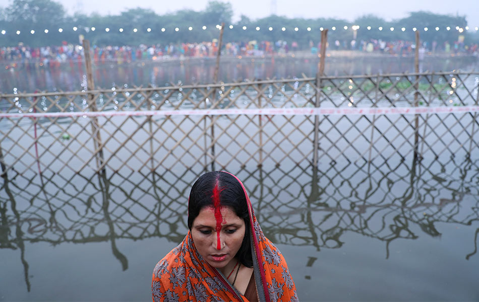 Sambutan Chatth Puja mempunyai kaitan tentang rasa berterima kasih pada kewujudan matahari kerana memberikan kehidupan kepada seluruh Bumi. - REUTERS/Anushree Fadnavis Sambutan Chatth Puja mempunyai kaitan tentang rasa berterima kasih pada kewujudan matahari kerana memberikan kehidupan kepada seluruh Bumi. - REUTERS/Anushree Fadnavis