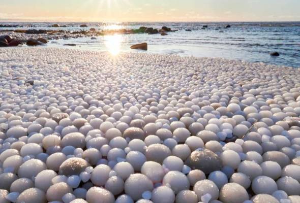 Fenomena aneh hamparan 'ais telur' di pantai Finland Fenomena aneh hamparan 'ais telur' di pantai Finland
