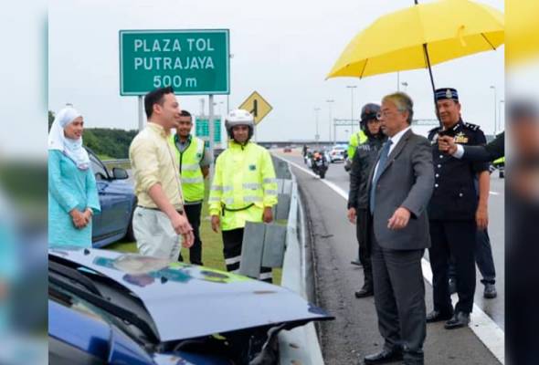 Agong periksa dua kemalangan berlaku sekitar Putrajaya Agong periksa dua kemalangan berlaku sekitar Putrajaya