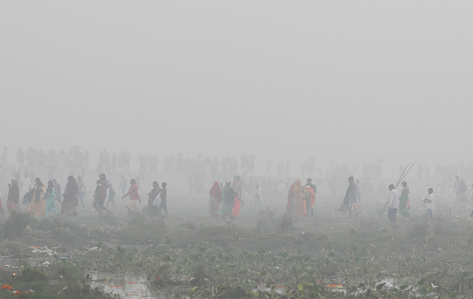 Sambutan Chatth Puja pada waktu pagi di New Delhi pada 3 November 2019 dilatari kabut jerebu akibat tahap pencemaran udara yang mencecah paras paling buruk. - REUTERS/Adnan Abidi Sambutan Chatth Puja pada waktu pagi di New Delhi pada 3 November 2019 dilatari kabut jerebu akibat tahap pencemaran udara yang mencecah paras paling buruk. - REUTERS/Adnan Abidi