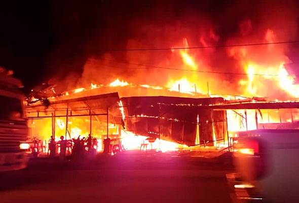 Lima kedai musnah dijilat api Lima kedai musnah dijilat api