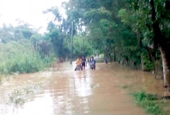 Beberapa kawasan di Kuala Krai dinaiki air akibat limpahan air sungai Beberapa kawasan di Kuala Krai dinaiki air akibat limpahan air sungai
