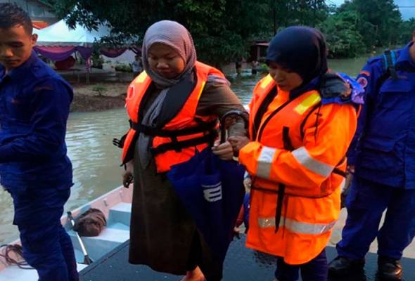 Harungi air bah dalam kesakitan untuk bersalin Harungi air bah dalam kesakitan untuk bersalin