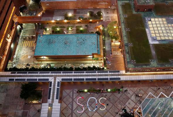 Protes HK: Penunjuk perasaan terdesak, buat panggilan 'SOS' Protes HK: Penunjuk perasaan terdesak, buat panggilan 'SOS'