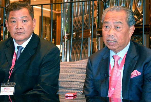 Bendera bintang pecah lima: Polis siasat pelbagai aspek - Muhyiddin Bendera bintang pecah lima: Polis siasat pelbagai aspek - Muhyiddin